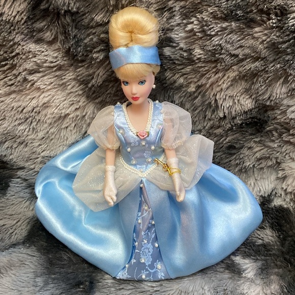 Porcelain Princess Cinderella - Picture 10 of 16